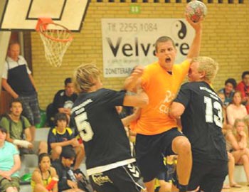 Unge håndballspillere møtes på banen til Dronninglund Cup